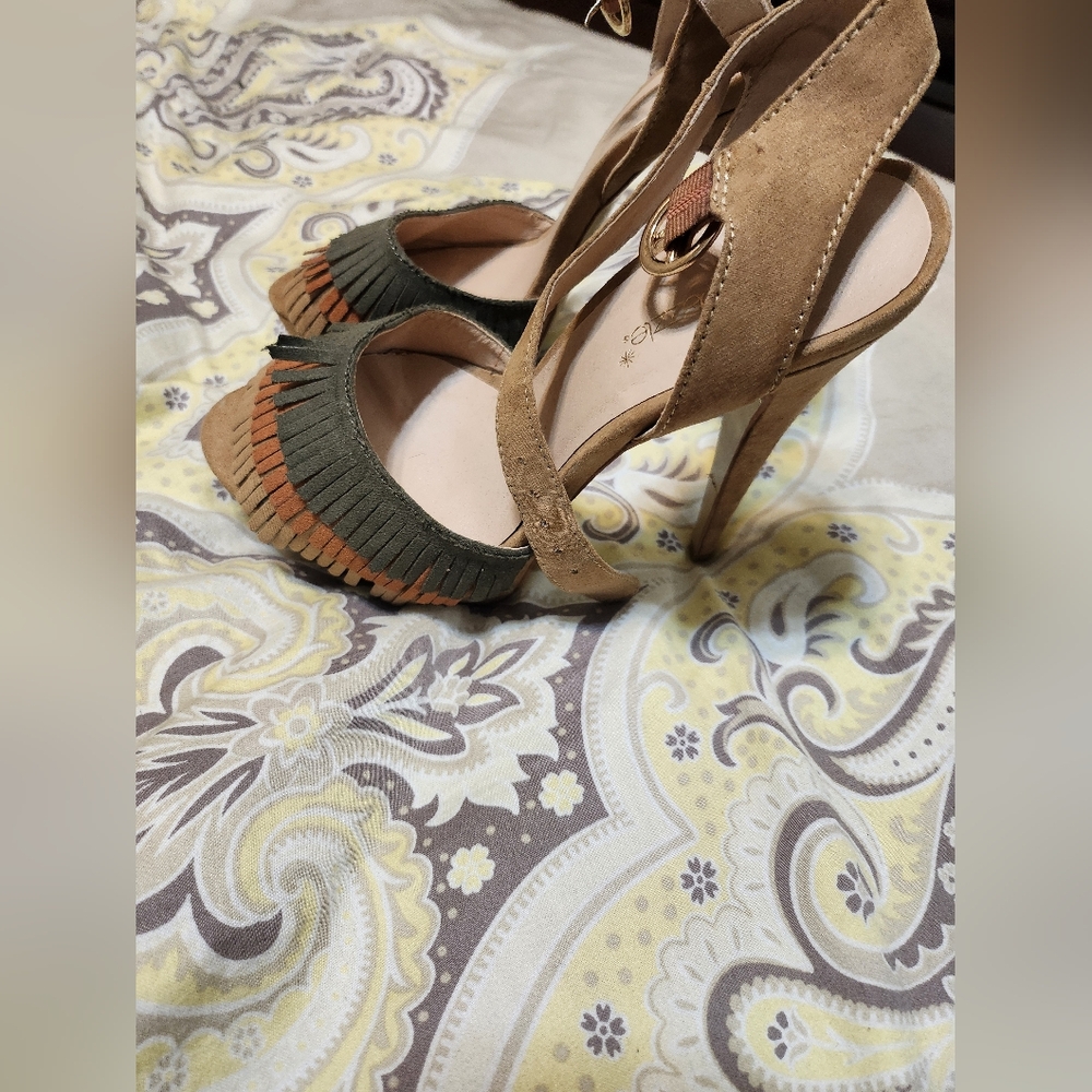 Shoes. Size 7 - Picture 2 of 4